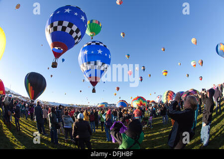 Albuquerque, NM, USA. 5. Oktober 2013. . Ersten Tag des Massenaufstieg in Albuquerque International Balloon Fiesta am Samstag, 5. Oktober 2013. Albuquerque, New Mexico, USA. Bildnachweis: Christina Kennedy/Alamy Live-Nachrichten Stockfoto