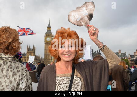 London UK, 4. Oktober 2013: britische Schauspielerin Rula Kenska, hält ein Elefant Maske außerhalb Parliament Square in London... Siehe Li / Alamy, live-Nachrichten Stockfoto