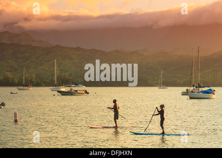 USA, Hawaii, Kauai, Hanalei Bay und Stand Up Paddler Stockfoto