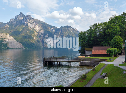 Holzbank in der Nähe von Traunsee Sommer See (Traunkirchen, Österreich). Stockfoto