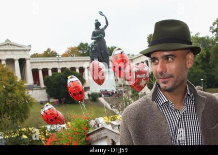 München, Deutschland. 6. Oktober 2013. Pep Guardiola, Cheftrainer der Bayern Muenchen, lächelt vor dem Ensemble die Bavaria-Statue, eine monumentale Bronzestatue der Sandgusstechnik aus dem 19. Jahrhundert und die Hall Of Fame (Fresko) während dem Oktoberfest 2013 Bierfest am Kaefers Wiesenschaenke in München, 6. Oktober 2013. Die Bavaria ist die weibliche Personifizierung der bayerischen Heimat und durch Verlängerung, seine Kraft und Herrlichkeit. Foto: ALEXANDER man FCB/Getty Images/Dpa/Alamy Live-Nachrichten Stockfoto