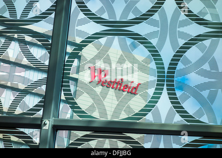 Einkaufszentrum Westfield Stratford City - durch das Fenster eines Restaurants. Stockfoto