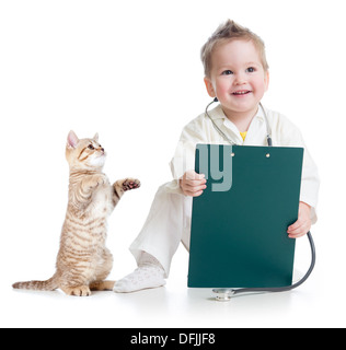 Kind spielt Arzt mit Katze isoliert auf weiss Stockfoto