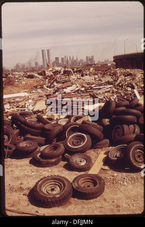 ILLEGALE DUMPING BEREICH AN DEN NEW JERSEY TURNPIKE, MIT BLICK AUF MANHATTAN ÜBER DEN HUDSON RIVER. IM SÜDEN LIEGT DER... 549773 Stockfoto