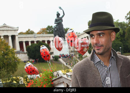 München, Deutschland - Oktober 06: Pep Guardiola, blickt Trainer der Bayern Muenchen auf vor dem Ensemble die Bavaria-Statue, eine monumentale Bronzestatue der Sandgusstechnik aus dem 19. Jahrhundert und die Hall Of Fame (Fresko) während dem Oktoberfest 2013 Bierfest am Kaefers Wiesenschaenke am 6. Oktober 2013 in München. Bildnachweis: Kolvenbach/Alamy Live-Nachrichten Stockfoto