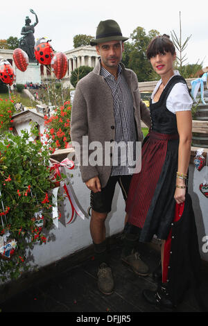 München, Deutschland - Oktober 06: Pep Guardiola, posiert Cheftrainer der Bayern Muenchen mit seiner Frau Christina Guardiola vor dem Ensemble die Bavaria-Statue, eine monumentale Bronzestatue der Sandgusstechnik aus dem 19. Jahrhundert und die Hall Of Fame (Fresko) während dem Oktoberfest 2013 Bierfest am Kaefers Wiesenschaenke 6. Oktober 2013 in München. Bildnachweis: Kolvenbach/Alamy Live-Nachrichten Stockfoto