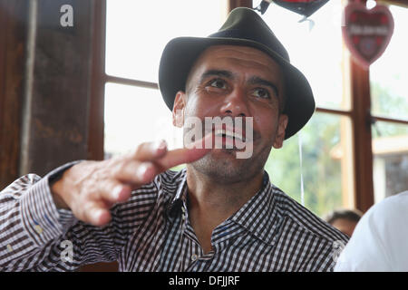 München, Deutschland - Oktober 06: Pep Guardiola, Cheftrainer der Bayern Muenchen besuchen Sie das Oktoberfest 2013 Bierfest am Kaefers Wiesenschaenke am 6. Oktober 2013 in München. Bildnachweis: Kolvenbach/Alamy Live-Nachrichten Stockfoto