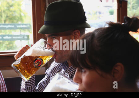 München, Deutschland - Oktober 06: Pep Guardiola, besucht Cheftrainer der Bayern Muenchen mit seiner Frau Christina Guardiola das Bierfest Oktoberfest 2013 bei Kaefers Wiesenschaenke am 6. Oktober 2013 in München. Bildnachweis: Kolvenbach/Alamy Live-Nachrichten Stockfoto