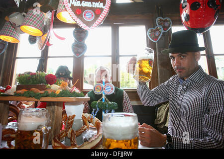 München, Deutschland - Oktober 06: Pep Guardiola, besucht Cheftrainer der Bayern Muenchen das Oktoberfest 2013 Bierfest am Kaefers Wiesenschaenke am 6. Oktober 2013 in München. Bildnachweis: Kolvenbach/Alamy Live-Nachrichten Stockfoto