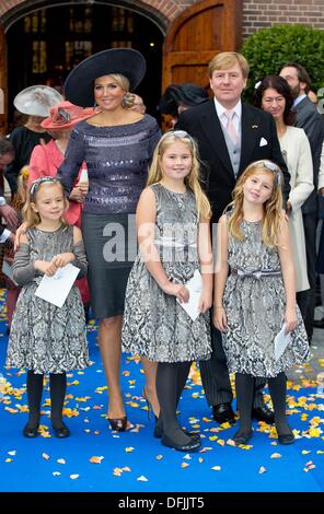 Apeldoorn, Niederlande. 5. Oktober 2013. HM Königin Maxima, HM König Willem-Alexander, Prinzessin Amalia und Prinzessin Alexia und Prinzessin Ariane nach der Hochzeit von seiner königlichen Hoheit Prinz Jaime de Bourbon de Parma mit Viktória Cservenyák in Apeldoorn, Niederlande, 5. Oktober 2013. Foto: RPE / Albert Philip van der Werf-/ Dpa/Alamy Live News Stockfoto