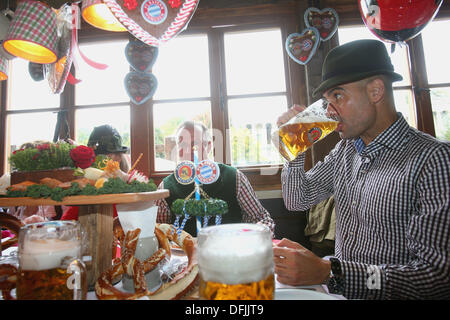 München, Deutschland - Oktober 06: Pep Guardiola, besucht Cheftrainer der Bayern Muenchen das Oktoberfest 2013 Bierfest am Kaefers Wiesenschaenke am 6. Oktober 2013 in München. Bildnachweis: Kolvenbach/Alamy Live-Nachrichten Stockfoto