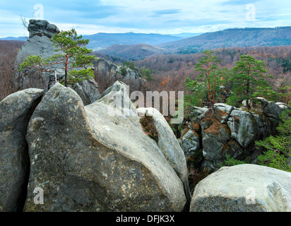 Großen hohen Steinen im herbstlichen Wald ("Skeli Dovbusha", Ivano-Frankovsk Region, Ukraine) Stockfoto