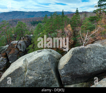 Großen hohen Steinen im herbstlichen Wald ("Skeli Dovbusha", Ivano-Frankovsk Region, Ukraine) Stockfoto