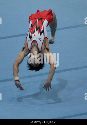 Antwerpen, Belgien. 5. Oktober 2013. Japans Kohei Uchimura führt auf dem Boden während der künstlerischen Gymnastik World Championships in Antwerpen, Belgien, 5. Oktober 2013. Foto: MARIJAN MURAT (für nur zur redaktionellen Verwendung) / Dpa/Alamy Live News Stockfoto