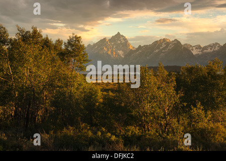 Dramatisches Licht auf die Teton Bergkette und Jackson Lake im Grand-Teton-Nationalpark, Wyoming Stockfoto