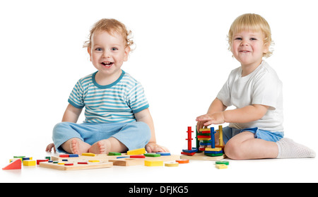 Zwei glückliche Kinder spielen logische Lernspielzeug Stockfoto