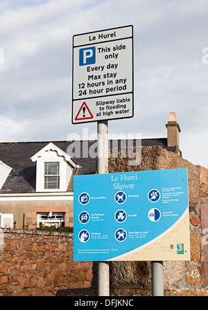 Warnschild am Le Hurel Slipanlage für das Abstellen von einer Seite nur und anfällig für Überflutungen, La Rocque, Jersey, Kanalinseln, Großbritannien Stockfoto