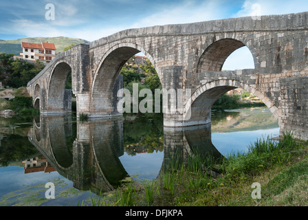 Die alte Steinbrücke in Trebinje, Bosnien und Herzegowina Stockfoto