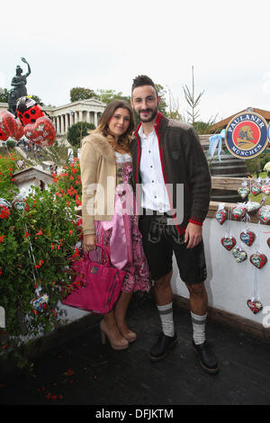 München, Deutschland - Oktober 06: Diego Contendo Bayern Muenchen Posen mit Jessica vor dem Ensemble der Bavaria-Statue, Sandgusstechnik eine monumentale Bronze Statue aus dem 19. Jahrhundert und die Hall Of Fame (Fresko) während dem Oktoberfest 2013 Bierfest am Kaefers Wiesenschaenke am 6. Oktober 2013 in München. Die Bavaria ist die weibliche Personifizierung der bayerischen Heimat und durch Verlängerung, seine Kraft und Herrlichkeit. Bildnachweis: Kolvenbach/Alamy Live-Nachrichten Stockfoto