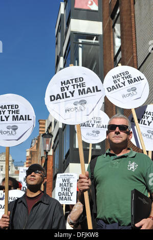 Kensington, London, UK. 6. Oktober 2013. Demonstranten halten Banner und reden vor dem Daily Mail-Büro. Bildnachweis: Matthew Chattle/Alamy Live-Nachrichten Stockfoto