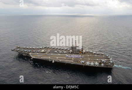 US-Seeleute an Bord des Flugzeugträgers USS George Washington buchstabieren den Twitter-Hashtag #USSGW auf dem Flugdeck 28. September 2013 in der Philippinensee. Stockfoto