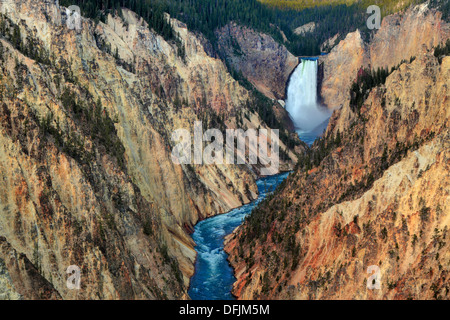 Blick auf den Upper Falls und dem Yellowstone River aus Sicht der Künstler im Yellowstone-Nationalpark, Wyoming Stockfoto