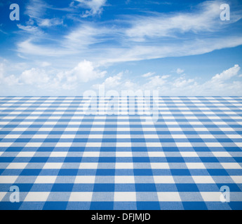 Blaue Tischdecke Hintergrund mit Himmel Stockfoto