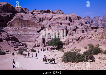 Besucher schlendern die Outer Siq nähert sich das Theater, ausgeführt von den Nabatäern im 1. Jahrhundert n. Chr., Petra, Jordanien. Stockfoto