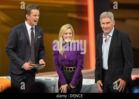 Bremen, Deutschland. 5. Oktober 2013. Deutsche Sängerin Helene Fischer neben US-Schauspieler Harrison Ford (R) und Moderator Markus Lanz darstellt, während das deutsche Fernsehen show 'Wetten, dass.,' in Bremen, Deutschland, 5. Oktober 2013. Foto: Carmen Jaspersen/Dpa/Alamy Live News Stockfoto