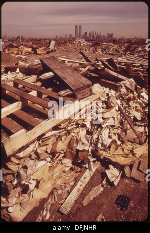 ILLEGALE DUMPING BEREICH AN DEN NEW JERSEY TURNPIKE, MIT BLICK AUF MANHATTAN ÜBER DEN HUDSON RIVER. IM SÜDEN LIEGT DER... 549774 Stockfoto