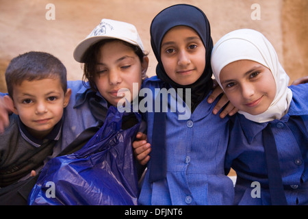 Jordanische Schulkinder auf eine Exkursion in die legendäre 3. Jahrhundert nabatäische Stadt Petra, Jordanien Stockfoto