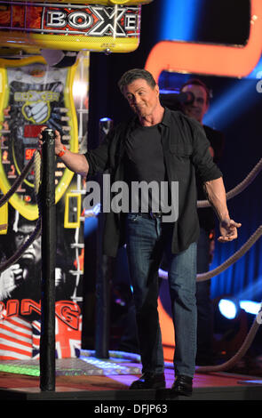 Bremen, Deutschland. 5. Oktober 2013. US-Schauspieler Sylvester Stallone während im deutschen Fernsehen gesehen zeigen 'Wetten, dass.,' in Bremen, Deutschland, 5. Oktober 2013. Foto: Carmen Jaspersen/Dpa/Alamy Live News Stockfoto