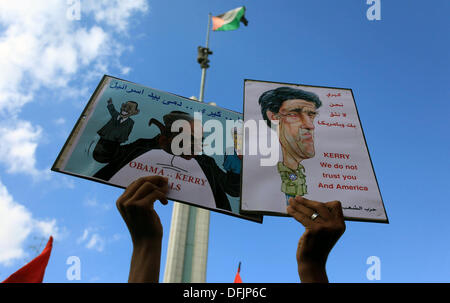 Ramallah, Westjordanland, Palästinensische Gebiete. 6. Oktober 2013. Ein palästinensischer Mann hält eine Karikatur von US-Außenminister John Kerry und ein Poster mit dem Bild des israelischen Premierministers Benjamin Netanyahu hält zwei Handpuppen, uns Präsident Barack Obama (L) und uns Außenminister John Kerry (R) bei einem Protest von Hunderten von Palästinensern in der Westbank Ramallah am 6. Oktober 2013 , fordert der palästinensische Präsident Mahmud Abbas zu Verhandlungen mit Israel zu entziehen. Letzte Woche vor der UN-Generalversammlung sprechen, warnte Abbas der Vereinten Nationen, dass U.S.-vermittelte Frieden Stockfoto