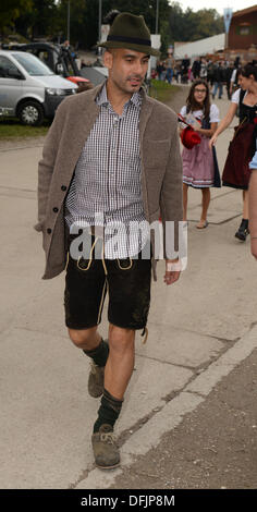 München, Deutschland. 6. Oktober 2013. Bayern Trainer Pep Guardiola Posen auf dem Oktoberfest in München, 6. Oktober 2013. Foto: FELIX HOERHAGER/Dpa/Alamy Live News Stockfoto