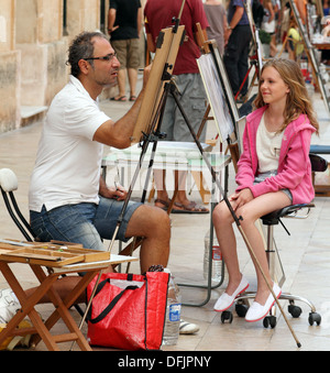 Streetart-Künstler auf einem Platz in Ciutadella Menorca Stockfoto
