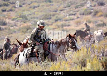 US-militärischen Special Operations Forces erweiterte Horsemanship Training am Berg Warfare Training Center 5. September 2013 in Pickel Wiesen, CA. Der Kurs lehrt Spezialeinheiten Personal in abgelegenen Gebieten ohne Kraftfahrzeuge ermöglichen. Stockfoto