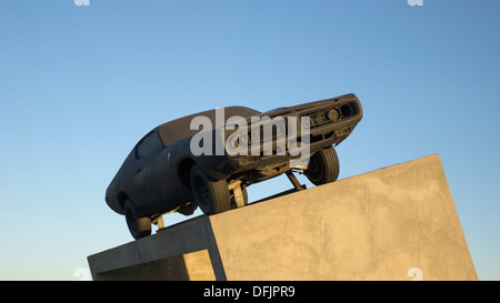 Dodge Charger Auto auf dem Display außerhalb von Marfa, Texas. Das Auto ist Teil eines am Straßenrand Werbung für Schürzenheld Zeitschrift. Stockfoto