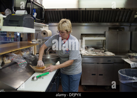 Amanda Maybeck Köche Fisch-Taco in Champlin Fischrestaurant Stockfoto