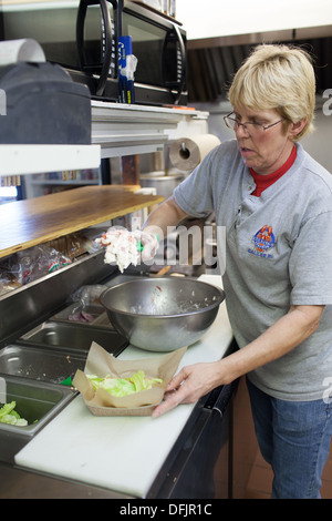 Amanda Maybeck Köche Fisch-Taco in Champlin Fischrestaurant Stockfoto