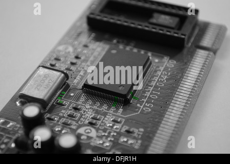 Die Computer elektronische Karte mit Chips, Mikroprozessoren, Transistoren, Entdecker und andere elektronische Bauteile. Stockfoto