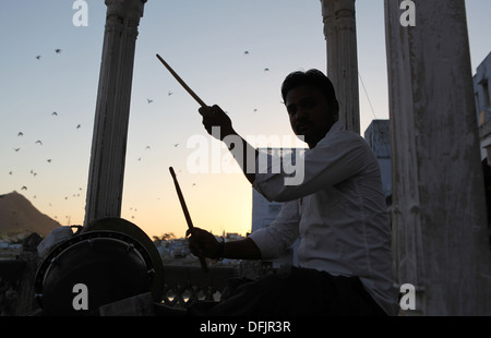 Mann, spielt Schlagzeug bei den Heiligen See Pushkar, Rajastha, Indien. Stockfoto