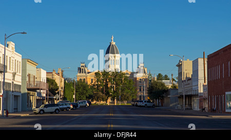 Hauptstraße in Marfa, Texas, mit dem Presidio County Courthouse in den Hintergrund. Stockfoto