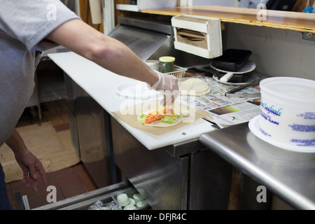 Amanda Maybeck Köche Fisch-Taco in Champlin Fischrestaurant Stockfoto