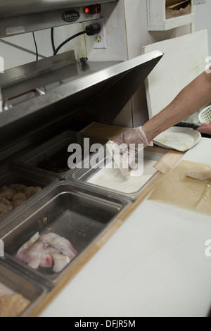 Amanda Maybeck Brot Fisch Taco in Champlin Fischrestaurant Stockfoto