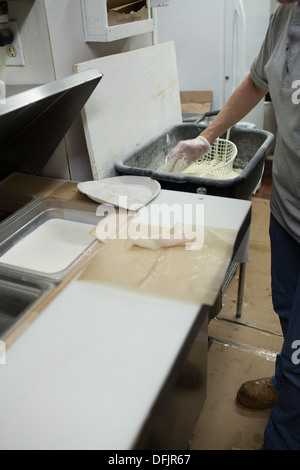 Amanda Maybeck Köche Fisch-Taco in Champlin Fischrestaurant Stockfoto