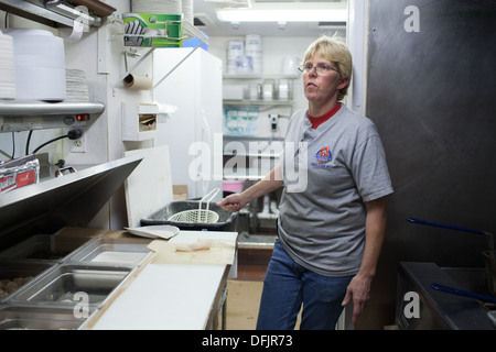 Amanda Maybeck Köche Fisch-Taco in Champlin Fischrestaurant Stockfoto