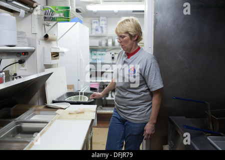 Amanda Maybeck Köche Fisch-Taco in Champlin Fischrestaurant Stockfoto