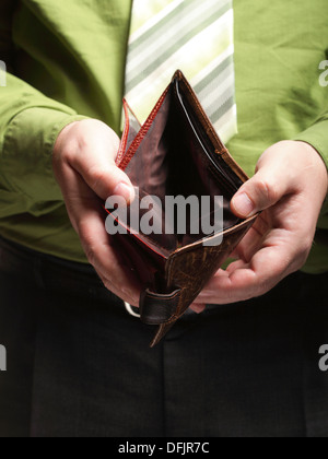 Schlechte Wirtschaft, vertreten durch leere Brieftasche in das Unternehmer Hände Stockfoto