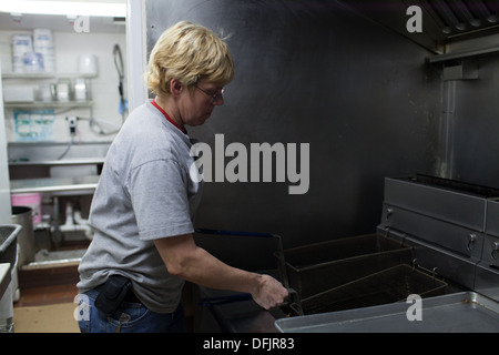 Amanda Maybeck Köche Fisch-Taco in Champlin Fischrestaurant Stockfoto