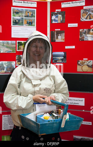 Bowland Fell, Preston, Großbritannien, 6. Oktober 2013. Viki Cutherbertson, von der Preston & District Bee Keepers Association, in Imker-Anzug im Bowland Visitor Centre Apple Day mit Apfelprobe, Identifizierung, Verkaufsständen, Ludus-Tanzvorführung, Marmeladen, Chutneys, präsentiert von den Freunden von Bowland und Beacon Fell. Stockfoto